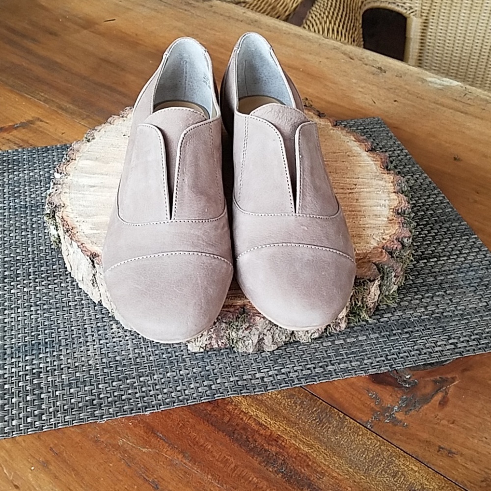 Crown Vintage flats